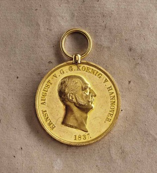 Gold Civil Merit Medal, Type III Obverse