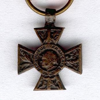 Miniature Bronze Cross (for 1914-1918, with large head) Obverse