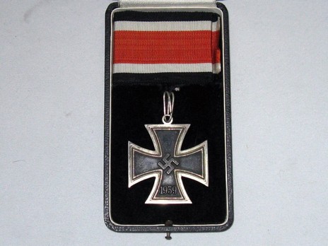 Knight's Cross of the Iron Cross, by Otto Schickle (unmarked) Obverse