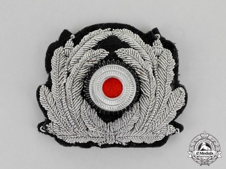 Kriegsmarine Administrative Official's Hand-Embroidered Cap Cockade & Oak Leaves Insignia Obverse