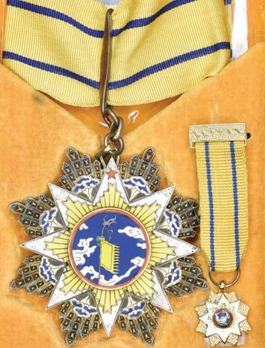 Order of the Cloud and Banner, III Class Sash Badge