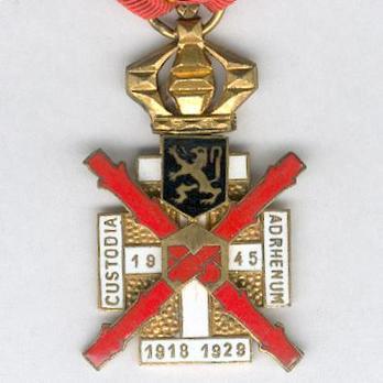 Gold Medal (for Service in 1945) Obverse