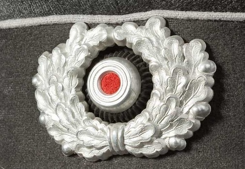 German Red Cross Officer's/Enlisted Ranks Cockade & Wreath Insignia Obverse