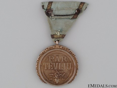 Order of the Three Stars, Gold Medal Reverse