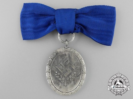 RAD Long Service Award, III Class for 12 Years (for Women) Obverse