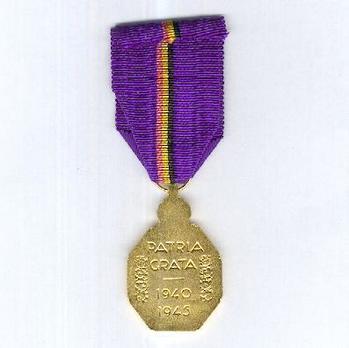 Gold Medal (for Red Cross Members, stamped "V DEMANET") Reverse