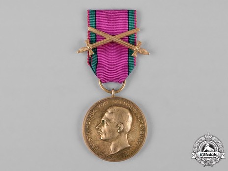 Saxe-Altenburg House Order Medals of Merit, Type IV, Military Division, in Gold (swords on clasp) Obverse