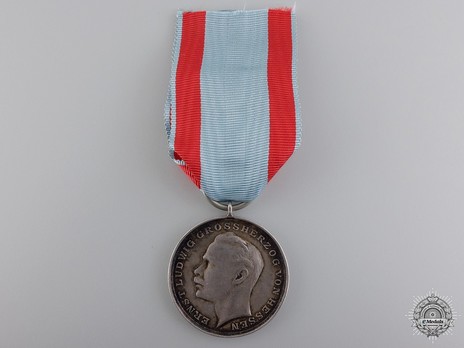 General Honour Decoration, Type III (for bravery, in silvered war material) Obverse